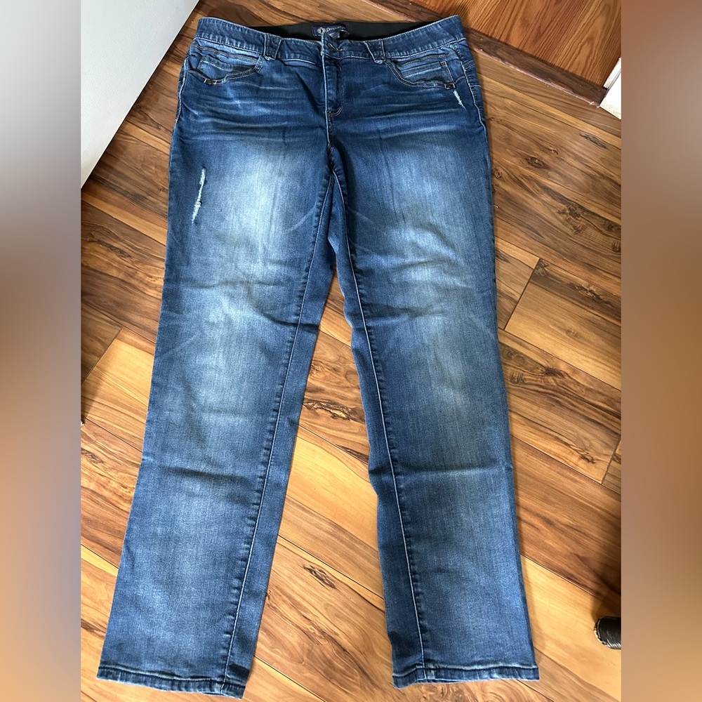 Democracy Jeans 16W Ab solution jeans with pretty button and tag.